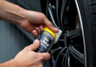 Nippon Car Care サービス: 車のタイヤとホイールを清掃しているイメージ